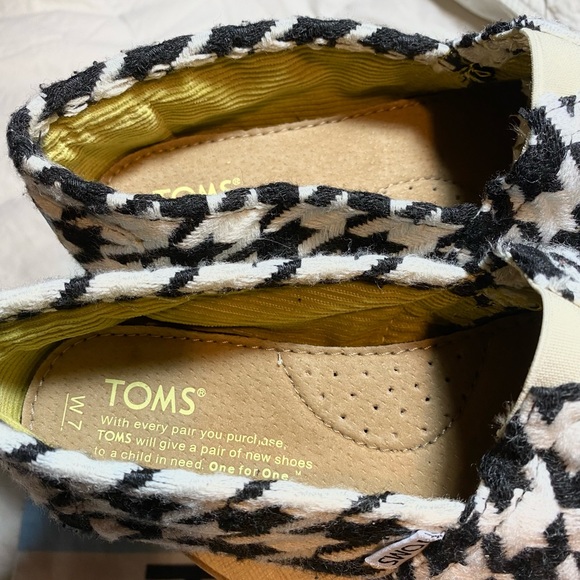 ♥️ BRAND NEW TOMS SHOES ♥️.ONE FOR ONE . SOFT AND LIGHTWEIGHT ❤️ - Picture 3 of 10